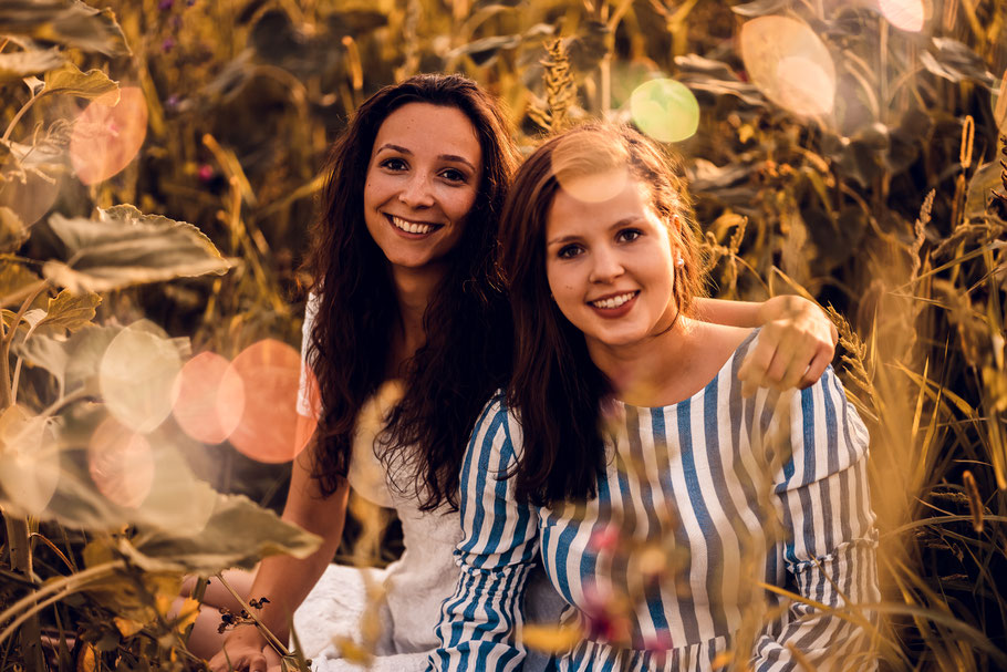 Guillemette & Jenny - ein Bild um die schönen Momente einer Freundschaft festzuhalten. 