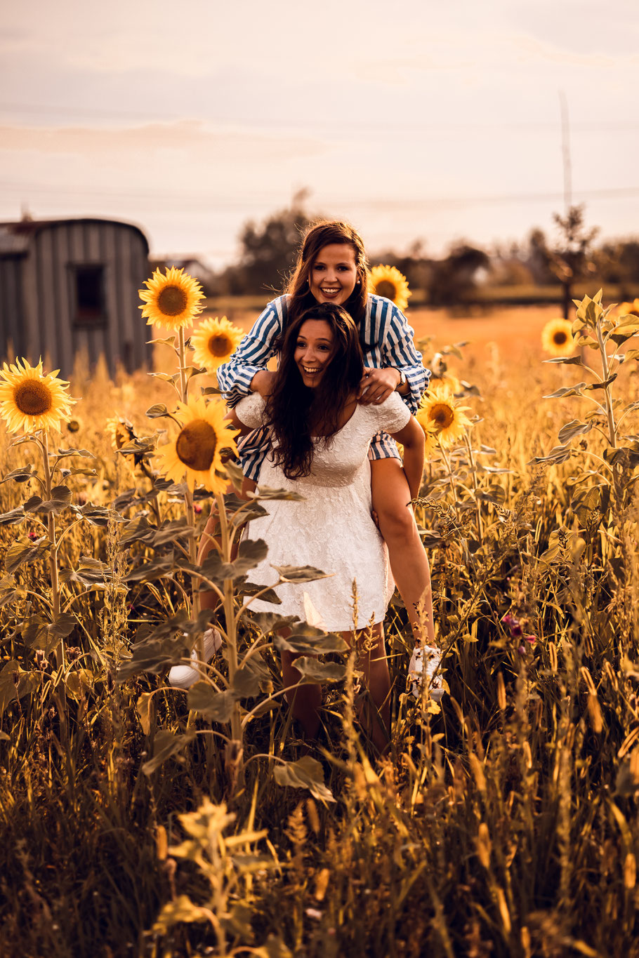 Guillemette & Jenny - im Huckepack durch die Sonnenblumen huschen. 