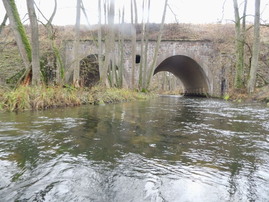 Eisenbahnbrücke etwa 7 km vor der Mündung in die Gwda