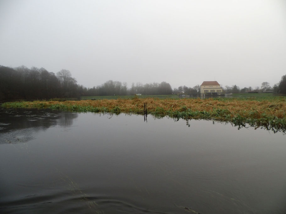 Die letzten Meter auf der Pilawa, rechts sieht man schon das Stauwerk auf der Gwda