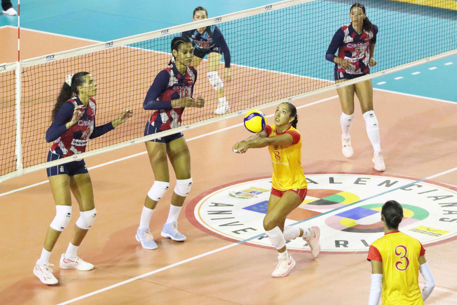 Noami Cabello en uniforme de las Valencianas de Juncos jugará esta temporada con las Criollas de Caguas / foto por Heriberto Rosario Rosa