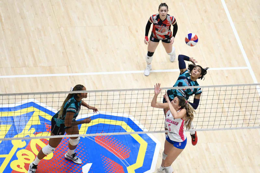 Valeria Flores compra un balón en la malla / foto por Robert Rivera