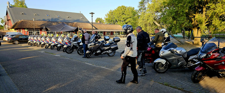 Donderdag, stop in Oldemarkt. Een tiental motoragenten deden ook een stop hier.