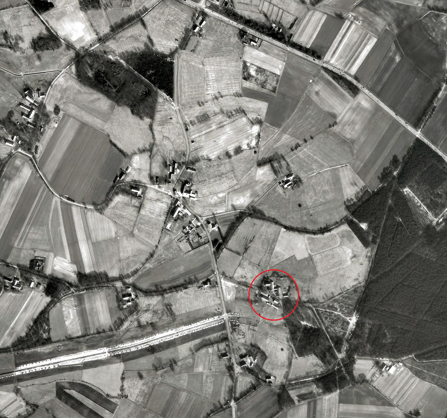 Unser Stammhof in Hurrel, Gemeinde Hude (Oldenburg), Die Bau wird durch den Weg "Zum Feld" geteilt.