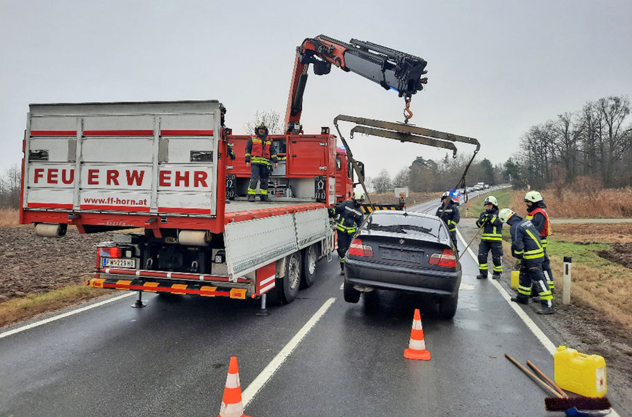 Die schwer beschädigten Fahrzeuge wurden von der FF Horn geborgen und abtransportiert. Bild: © FF Horn