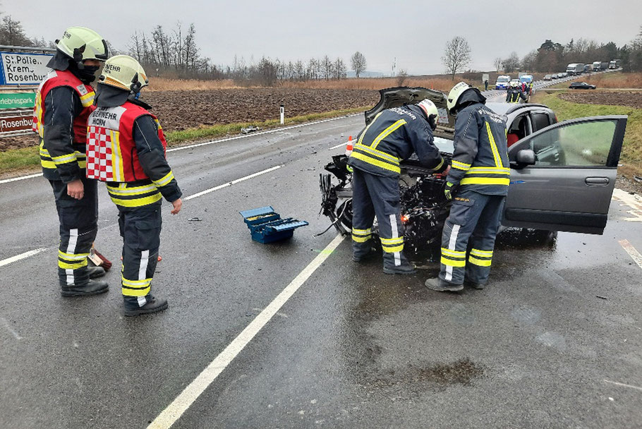 Die Fahrzeugbergung an der Unfallstelle erfolgte durch die FF Horn. Bild: © FF Horn