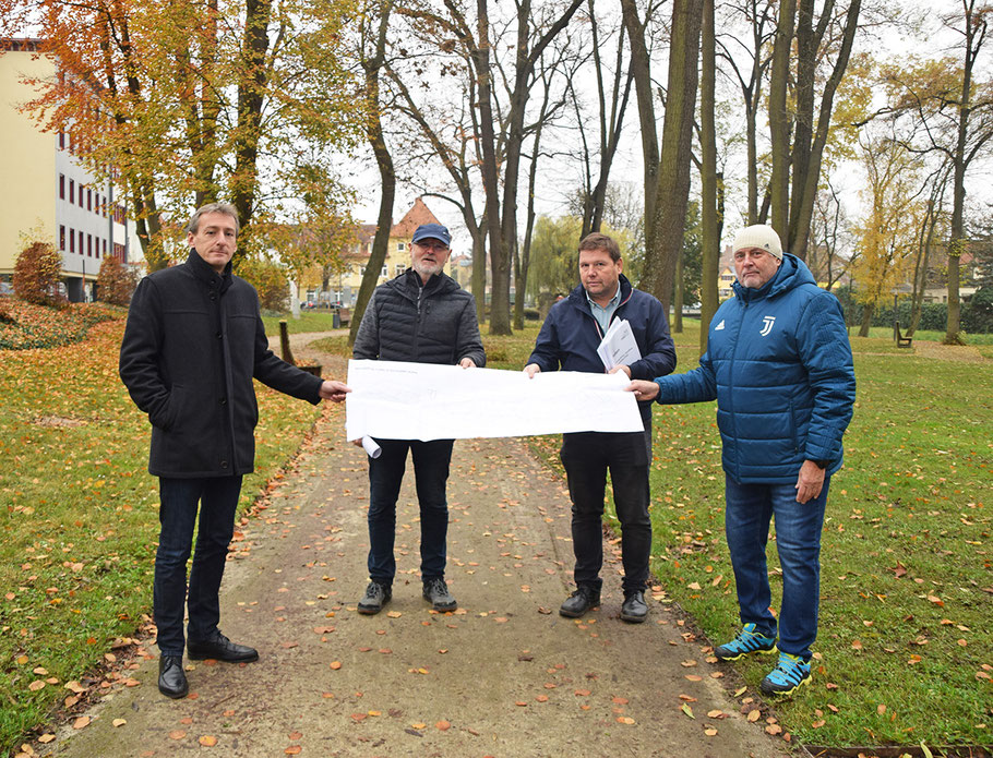 LAbg. Bgm. Jürgen Maier, GR Ludwig Band, Ing. Johannes Strommer und Umweltstadtrat Wolfgang Welser mit dem Baumbestandsplan des Stadtparks
