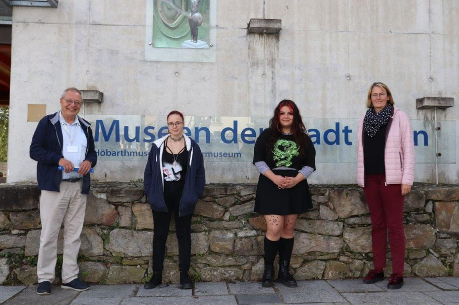 Coronabedingt mit großem Abstand vor dem Museum: Wolfgang Andraschek, die Schülerinnen Felina Stöhr und Marie Fast, 1. HLWB, sowie Lehrerin Agnes Wagner