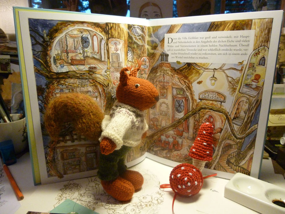 Foto © Caroline Ronnefeldt Eckhard Eilig Strick-Eichhörnchen vor dem Bilderbuch "Villa Eichblatt - Familie Eilig zieht um"