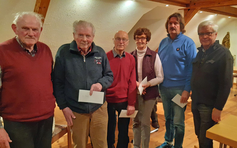 vlnr: Hermann Röhling (Leitung), Josef Bistron (4. Platz), Alfons Wegner (1. Platz), Getrud Schröer (3. Platz), Alfons Eltrop (2. Platz) und Ludger Besse (Vorsitzender)