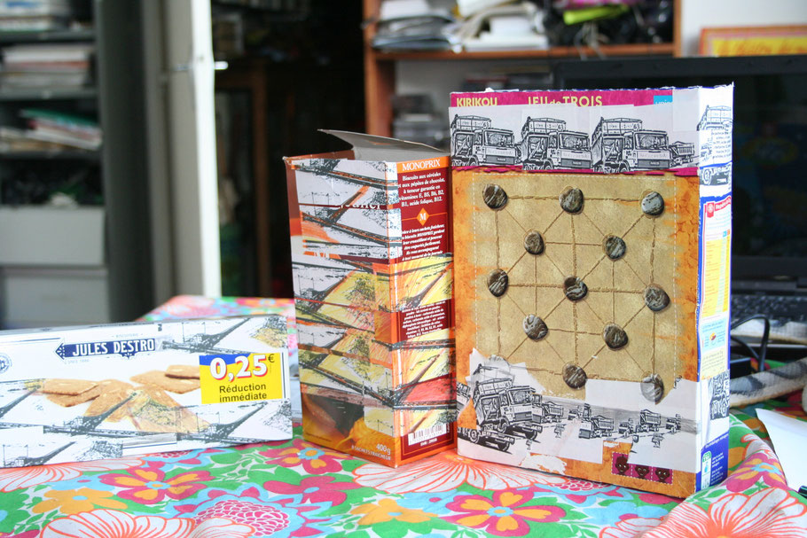 référence 2005: " grands travaux" dessus de table, collages sur consommables.
