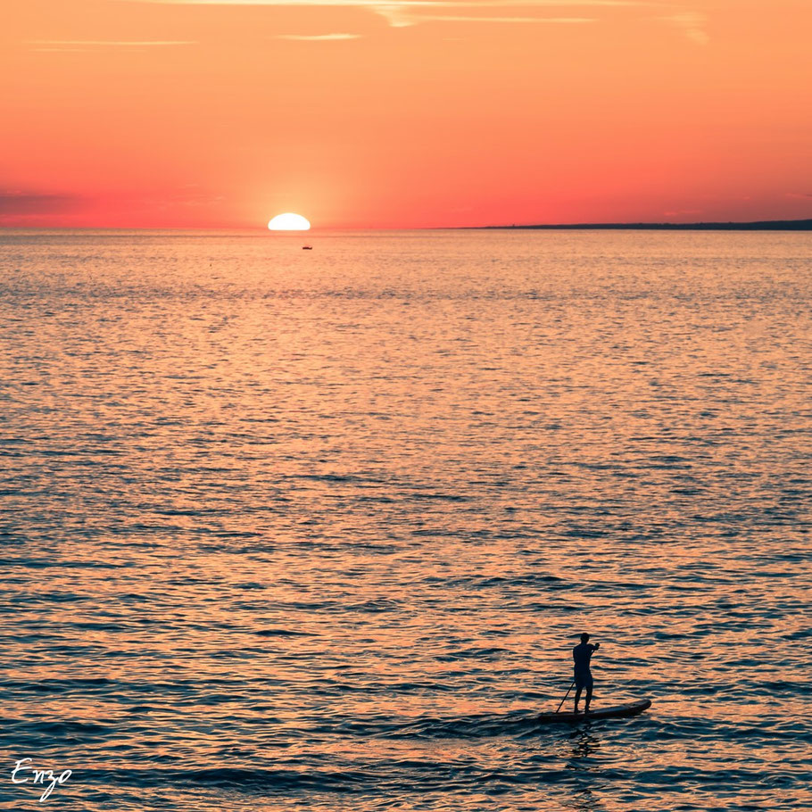 Horizon doré et paddle sur la mer Méditerranée