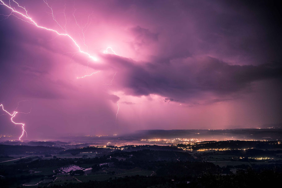 Orage nocturne avec éclairs au-dessus de la Provence
