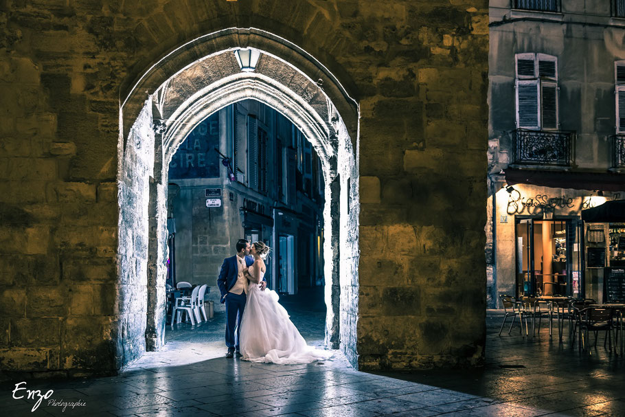 Romance nocturne : Jeune couple de mariés capturé sur la place de la mairie à Aix-en-Provence