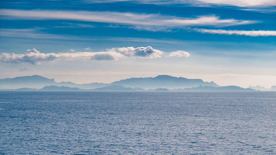 Lignes bleutées et horizon méditerranéen
