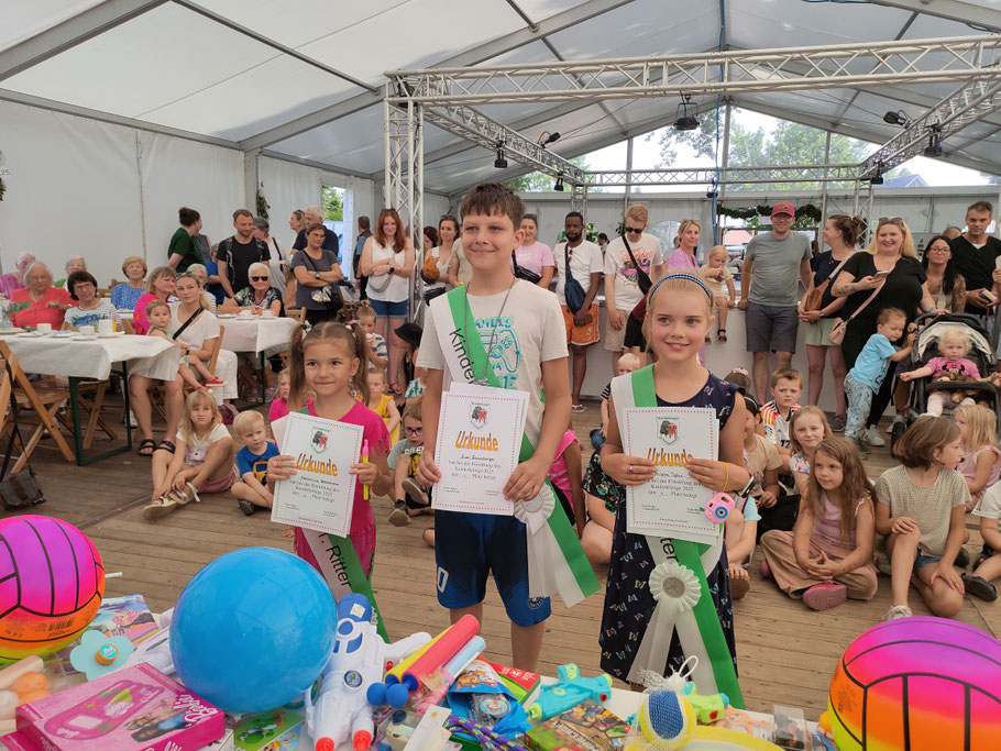 Kinderkönig Lian Lauenburger mit seiner 1. Ritterin Veronica Petrokhnova und seiner 2. Ritterin Milena Tytho