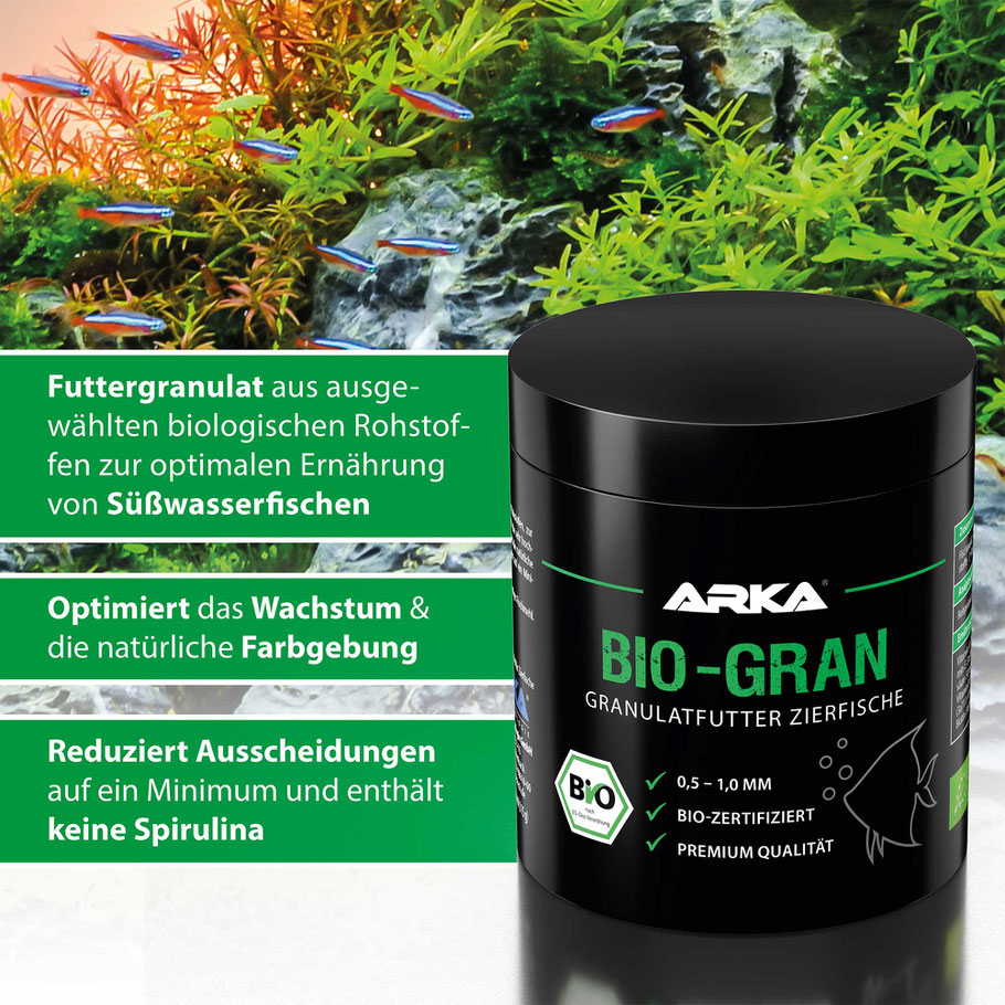 Bild zeigt das Arka Bio Gran Granulat Futter und hebt die Vorteile hervor: es reduziert die Ausscheidungen auf ein Minimum und enthält kein Spirulina, es optimiert das Wachstum und die natürliche Farbgebung und es enthällt ausgewählte biologische Rohstoff
