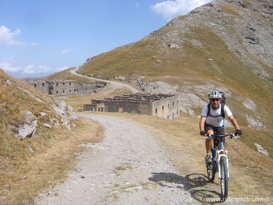 con meno tensione imbocchiamo la strada militare in direzione FORTE DEL GRAN SERIN 