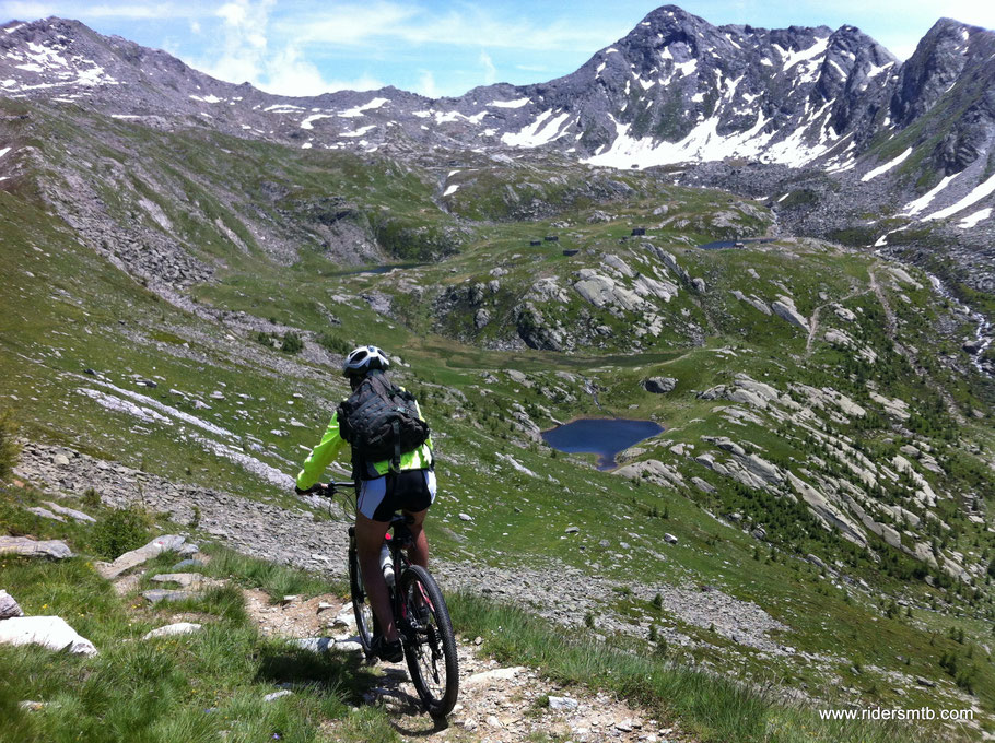 Il rientro era previsto sfruttando il bike park ma c'è in corso una gara quindi si scende in direzione laghi