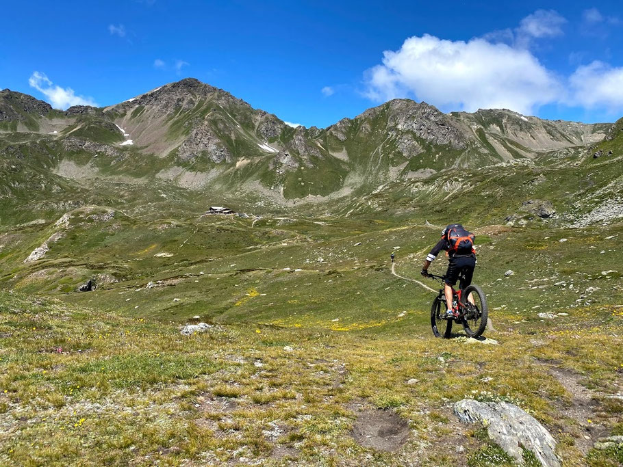 in lontananza il RIFUGIO FALLERE.... si sente già il profumo della polenta