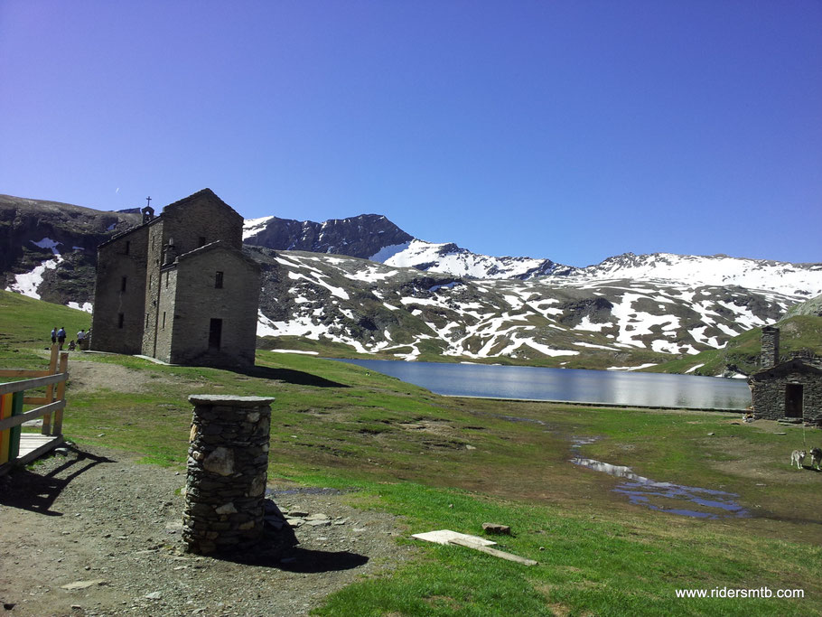 qualche strappo con pendenze impegnative e si arriva al secondo rifugio sul lago Miserin. Sarà ma a me questo posto mi piace come pochi!