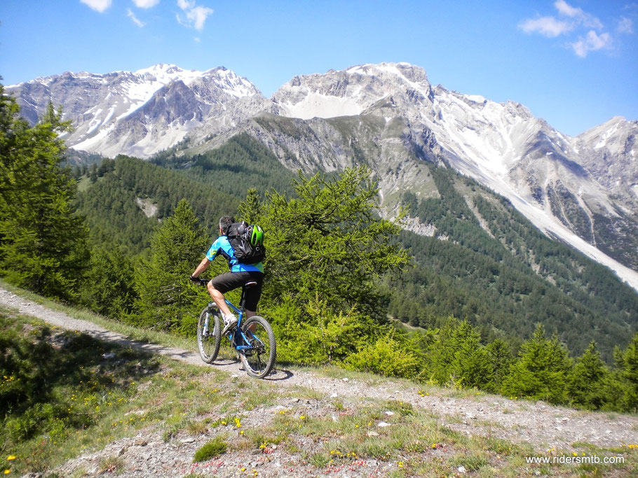Imbocchiamo il bellissimo sentiero spartiacque tra la Oulx e Bardonecchia...