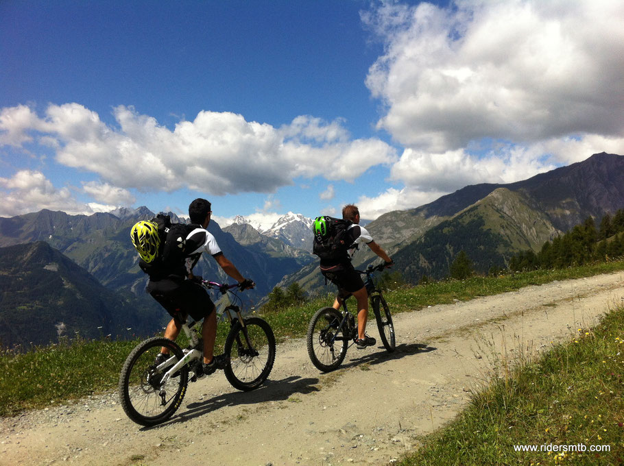 finalmente termina l'asfalto....... la catena del Monte bianco ci accompagna per tuttal'ascesa