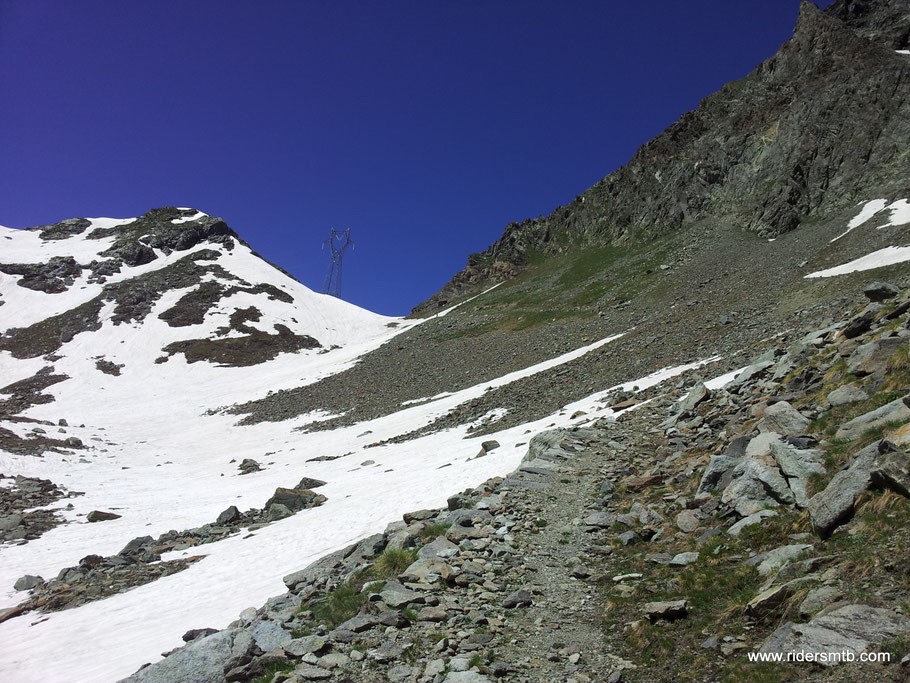 Eccola! la finestra, si decide insieme ad un amico che ha voglia di fare la stessa avventura, di prendere sulla vecchia mulattiera a DX visto che il sentiero è ancora pieno di nevai