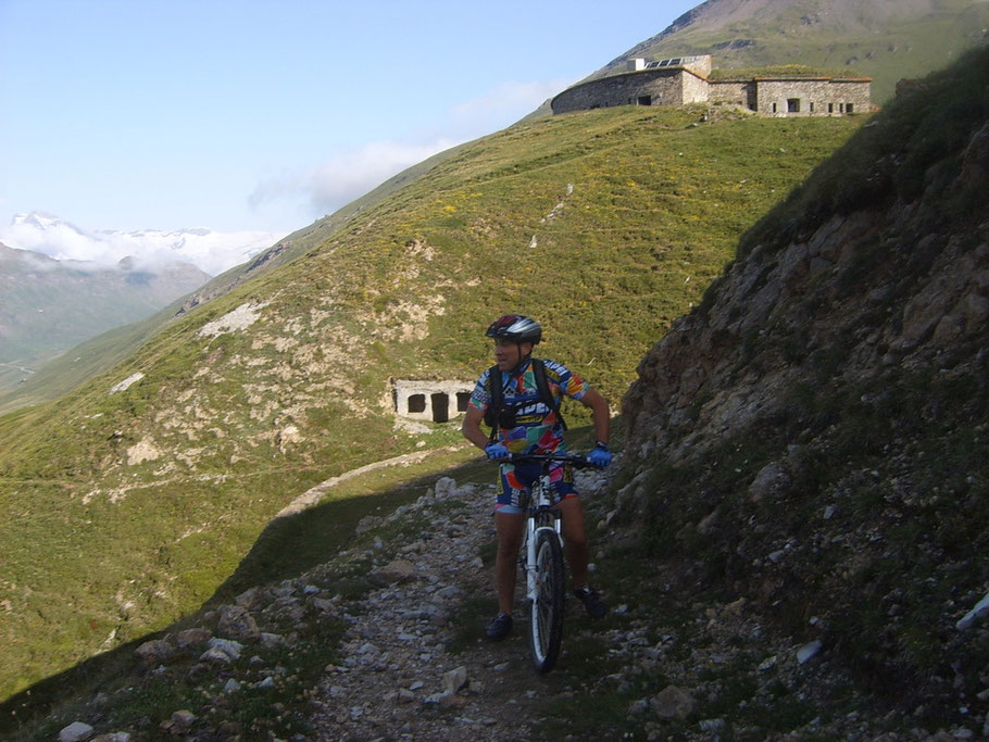dopo aver parcheggiato nel piazzale del Rifugio La Gran Scala in località Le Gran Croix. L’umore è alto. Subito Inforchiamo lo sterrato per Forte Roncia - primo obbiettivo della giornata -