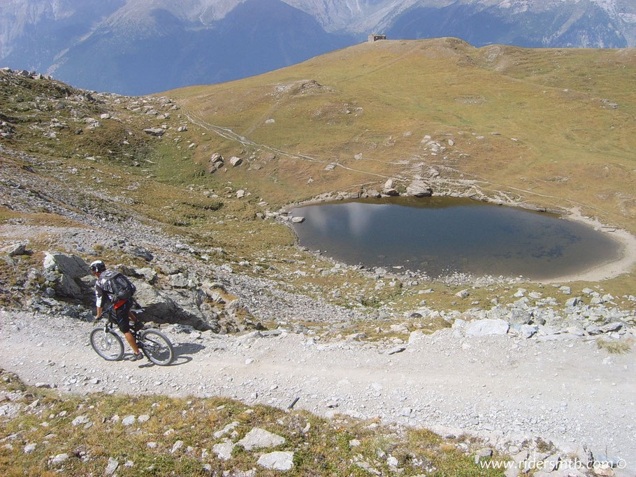 Lago grande vicino alle caserme 