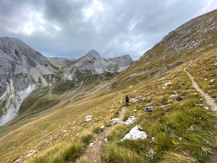 discesa a zig zag con tornanti da pennellare