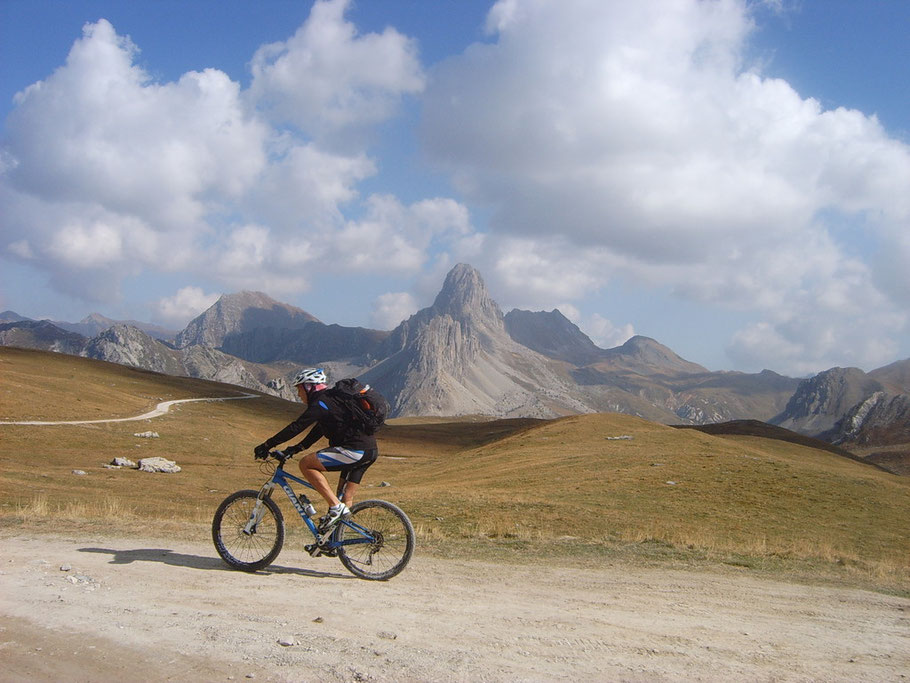 Quì, al bivio per il rifugio Gardetta ( chiuso per fine stagione ) tiriamo dritti... 