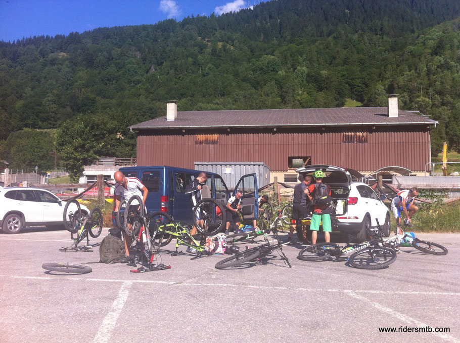 siamo a Fiesch, la gita ha attirato un bel gruppetto di bikers
