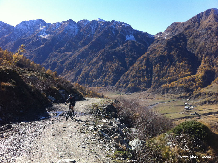 bisogna essere molto motivati per affrontare questa gita....sicuramente è meglio salire dalla parte opposta cioè dal rifugio Barbara.... vedi traccia -giro dei tre rifugi-