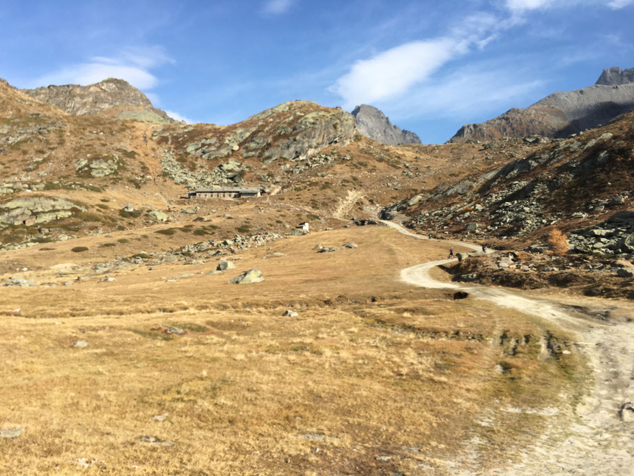 si intravede il Rifugio Epèe