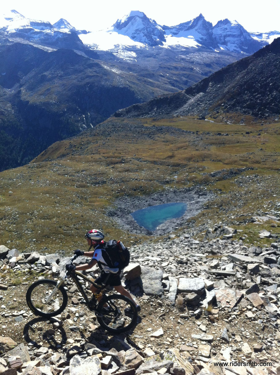 il sentiero è in parte ciclabile ma la pendenza è alta, inoltre le forze ci servono per affrontare la salita di fine gita che si preannuncia molto dura!!!....di comune accordo decidiamo di portare a passeggio la bici!!