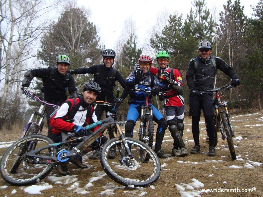  al Colle della Selva scattiamo la foto di rito - con quattro bikers in meno - poi  breve portage per imboccare il sentiero che ci fionderà a Croce dei castelli, bella variante della Direttissima!!