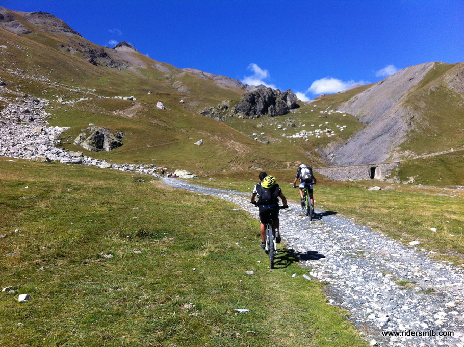 alzandoci di quota il terreno è smosso...richiede fatica!