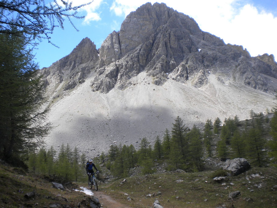 giù per sentiero stupendo con panorami d'incanto 