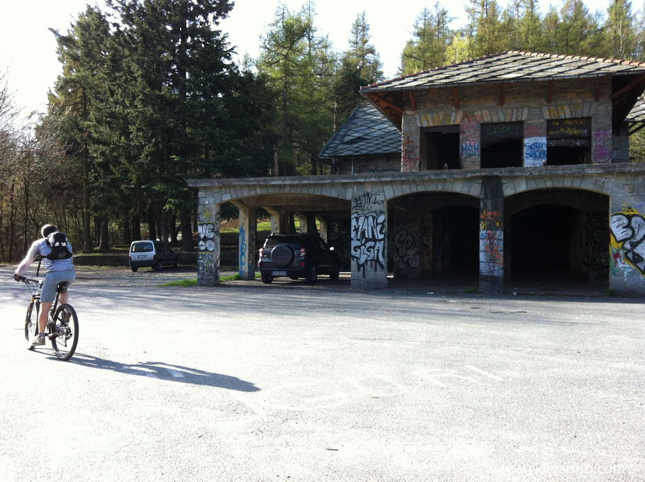 in zona Pramartino disprezziamo l'affatiscente rudere  che stona assai con l'ambiente circostante