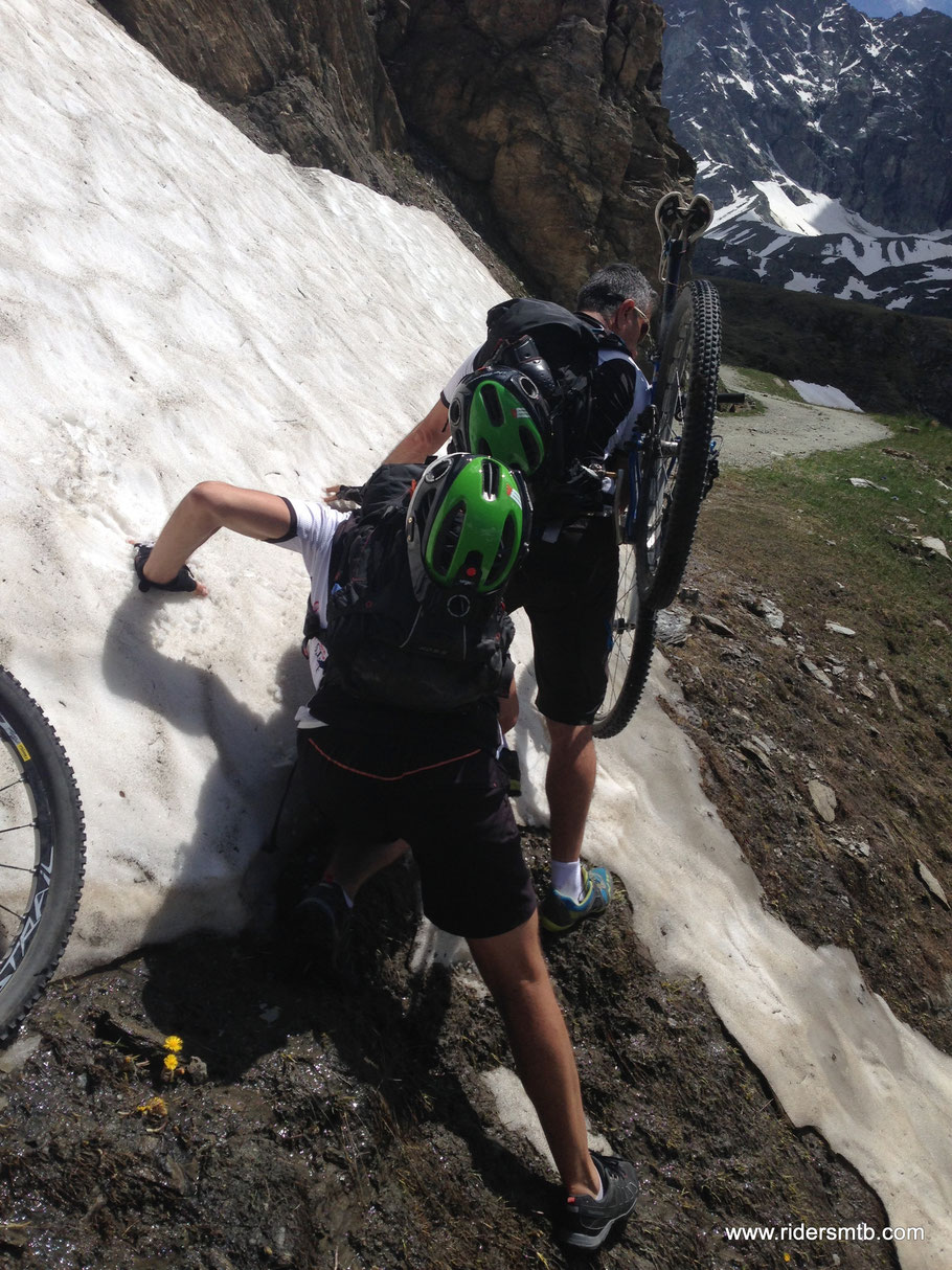 una piccolo nevaio ci mette in  difficoltà