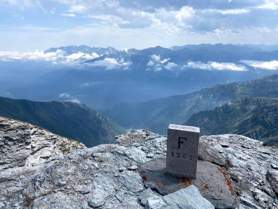 Finalmente raggiungiamo il passo posto proprio al confine Francia/Italia
