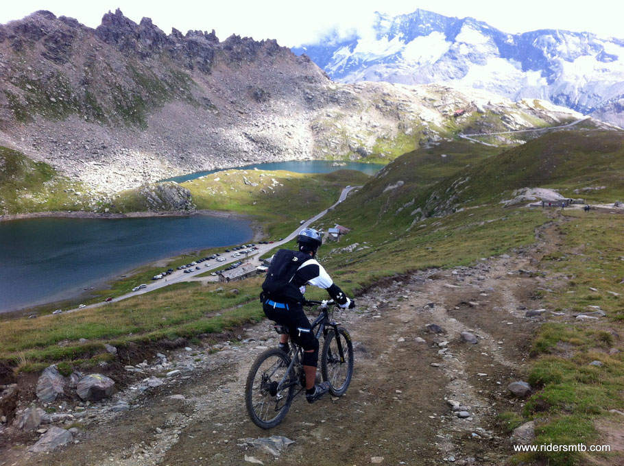 in un baleno giungiamo al Nivolet e sorvoliamo il rifugio SAVOIA, ad attenderci c'è Dunkel che nel frattempo si è ingerito pure la cameriera..
