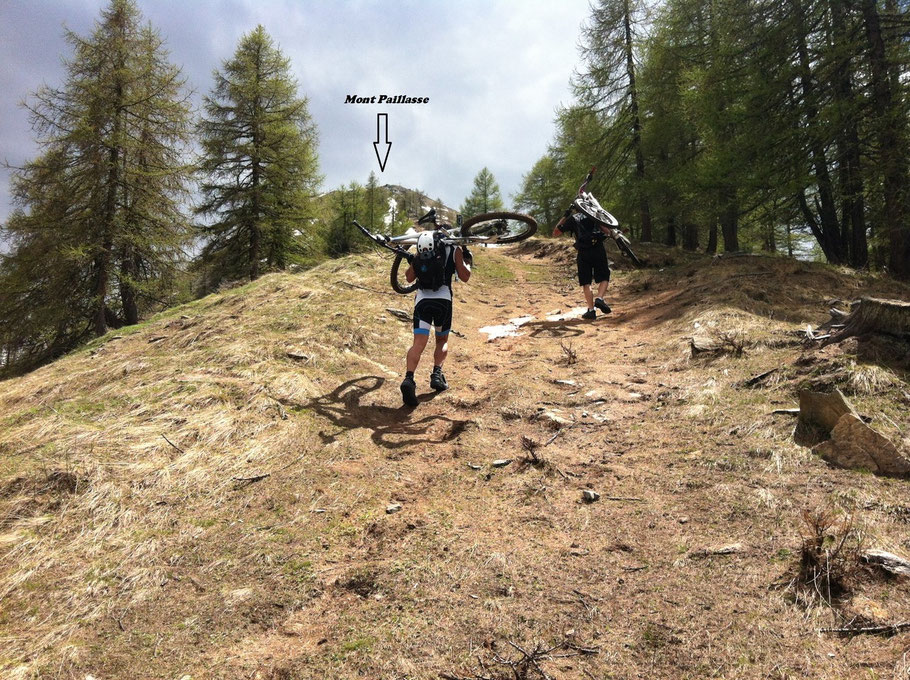 Non paghi di aver raggiunto la vetta del Petit Mont Blanc scorgiamo la croce del Mont Paillasse (2413mt) che i più arditi tentano di raggiungere bici in spalla