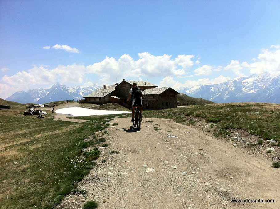 meta raggiunta....ma il rifugio è ancora chiuso.....delusione!!