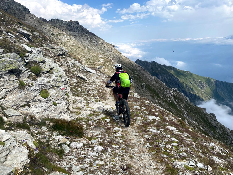A chiappe strette iniziamo la discesa verso il rifugio Avanzà 
