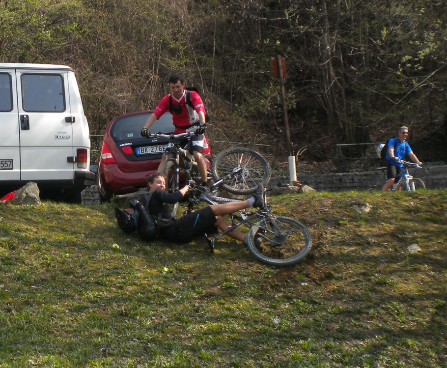   .....che finge di cedere pur di non concedere sconti... , però in discesa è un missile.....al punto che non siamo riusciti ad immortalarlo..... Grande Luk!!! 