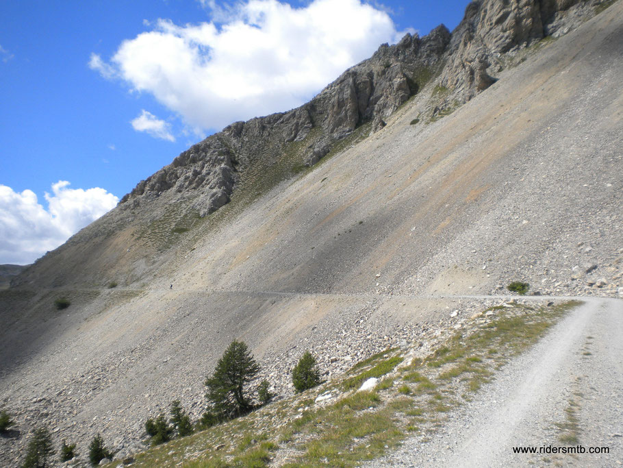 dietro ogni curva il paesaggio regala immagini indimenticabili