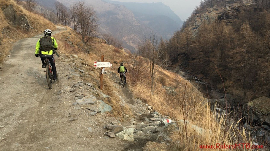Poco dopo ci separiamo .... I frontini a sinistra mentre i freeriders  a destra