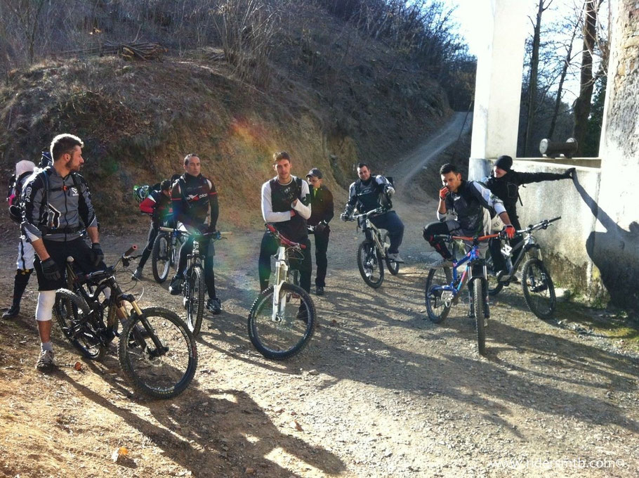 alla chiesa di Sant'Antonio ricompattiamo il gruppo ...in attesa dei pedalatori occasionali... daltronde le funivie non sono d'appertutto!!...